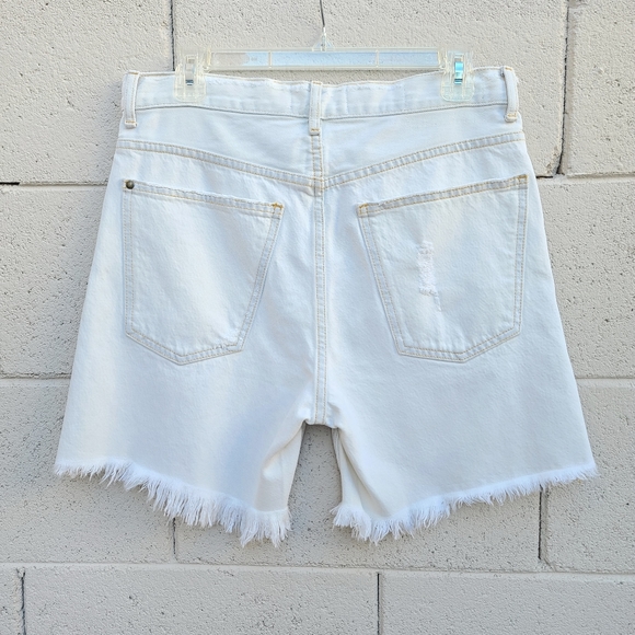 The GREAT. | The Easy Cut Off Denim Short in Bleach Wash Size 26 - Picture 7 of 8